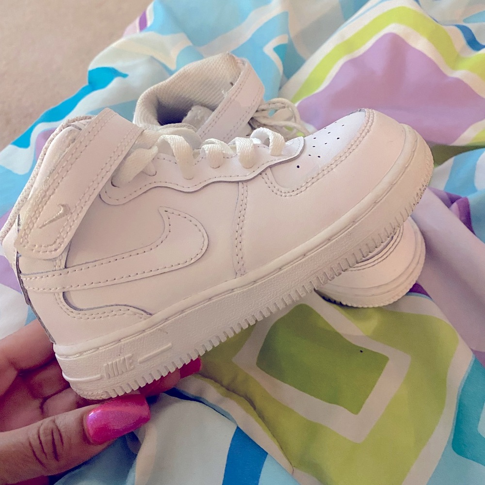 Nike high top Air Force one’s size 9